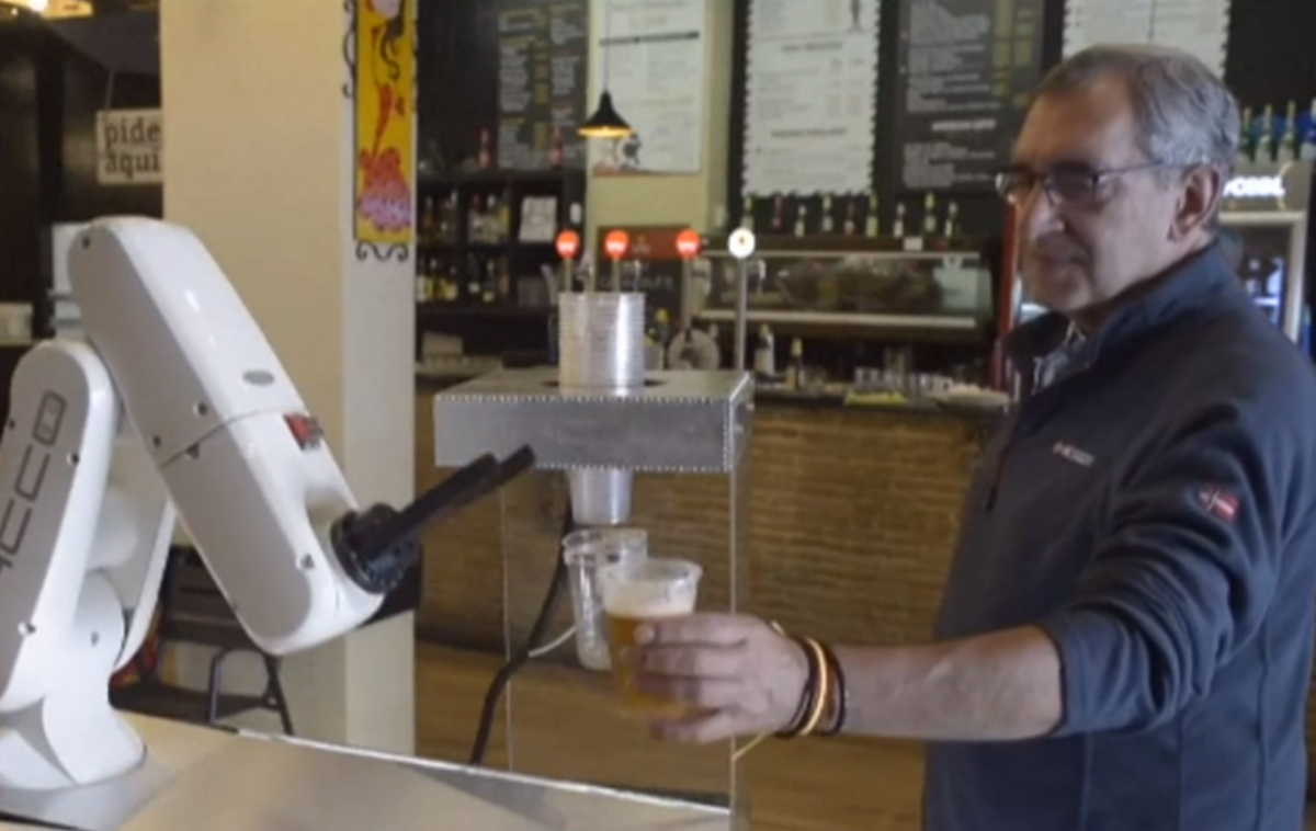 Ρομπότ – μπάρμαν φτιάχνει και σερβίρει ως και 600 ποτά την ώρα