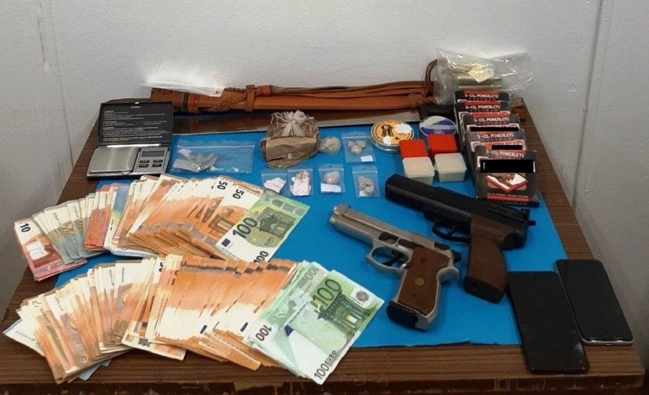 Τρεις συλλήψεις για ναρκωτικά στο Αιγάλεω – Βρέθηκαν όπλα και σπαθί