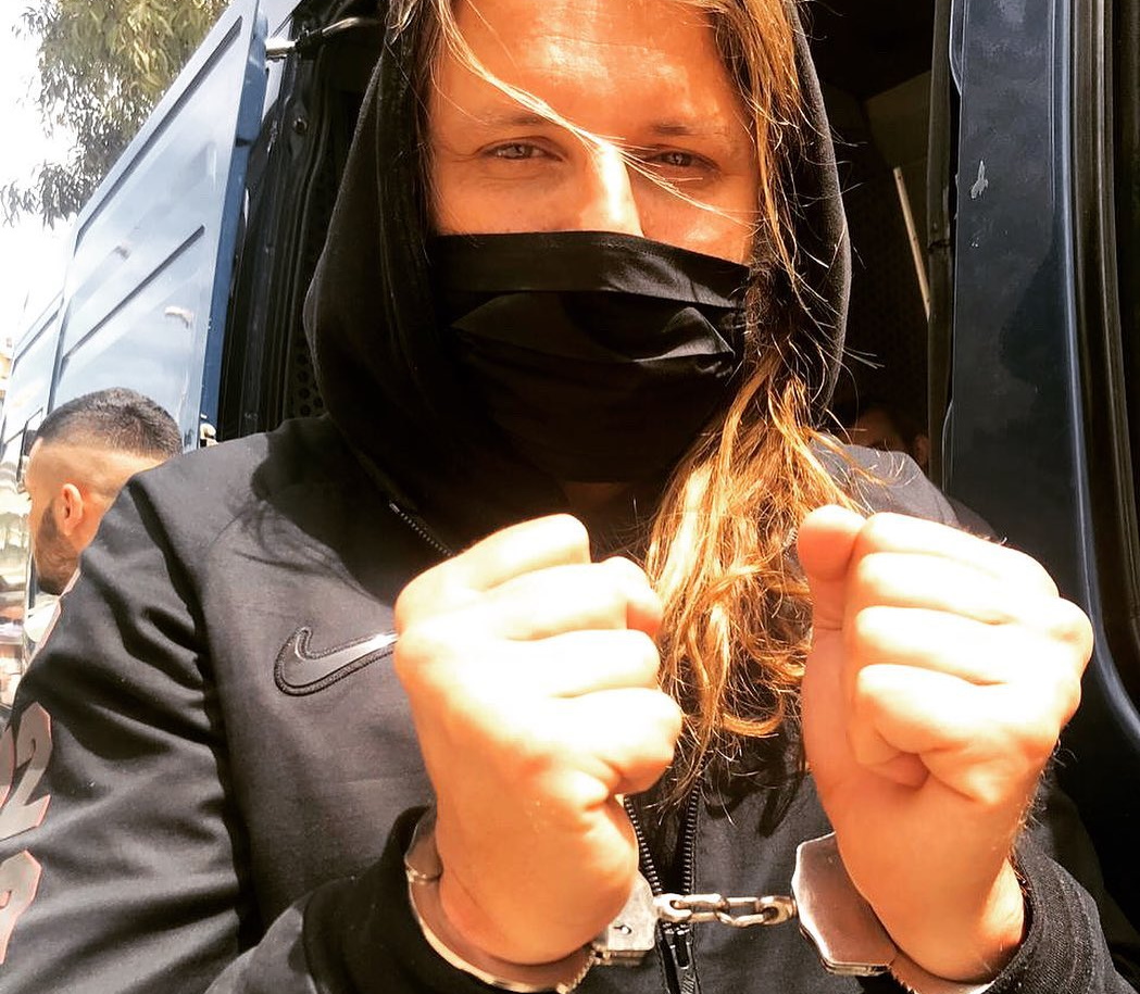 O επιχειρηματίας Νεκτάριος Νικολόπουλος, δημοσίευσε φωτογραφία με χειροπέδες!