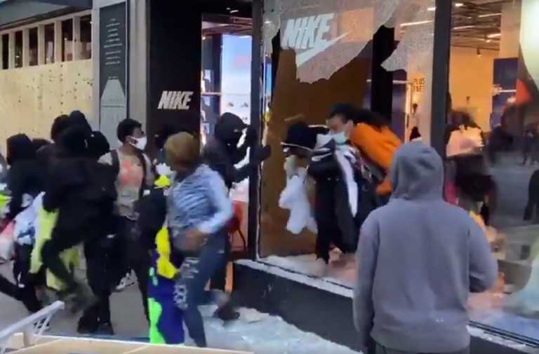 ΗΠΑ: Διαδηλωτές για τη δολοφονία Φλόιντ λεηλατούν μέσα σε δευτερόλεπτα κατάστημα της NIKE (video)