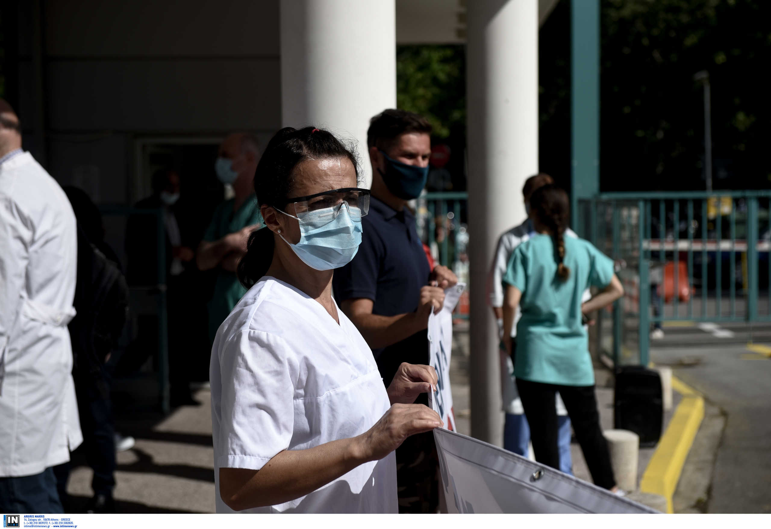 Θεσσαλονίκη: Με τριαντάφυλλα και χορό είπαν ευχαριστώ στους νοσηλευτές του ΑΧΕΠΑ (Βίντεο)