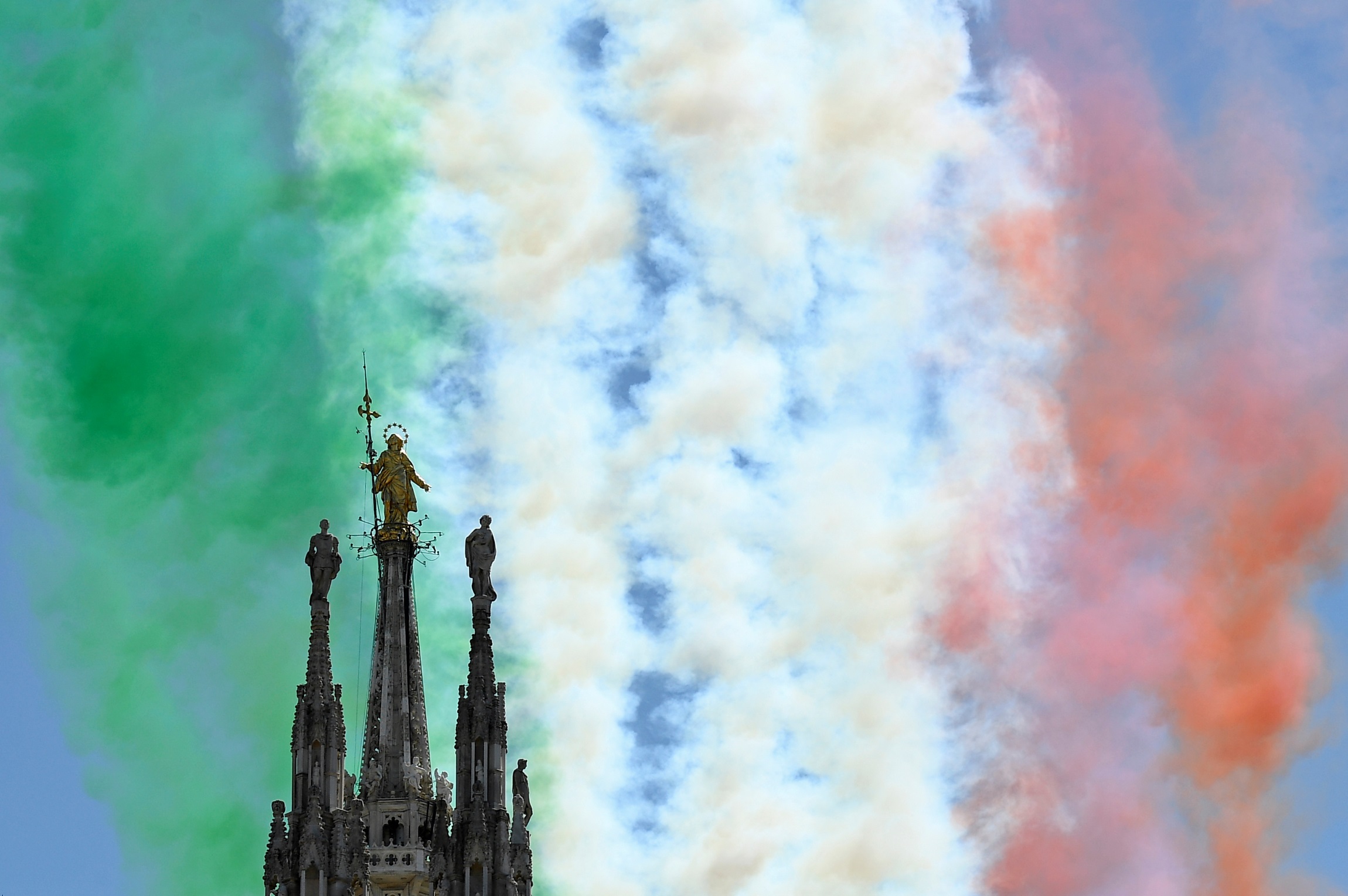 Η Ιταλική Πολεμική Αεροπορία φέρνει την ελπίδα στο Μιλάνο! Συγκινητική εναέρια επίδειξη (pics)