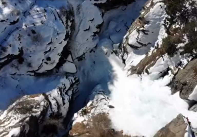 Ορειβάτες σκαρφαλώνουν σε τεράστιο παγωμένο καταρράκτη στην Ιταλία!
