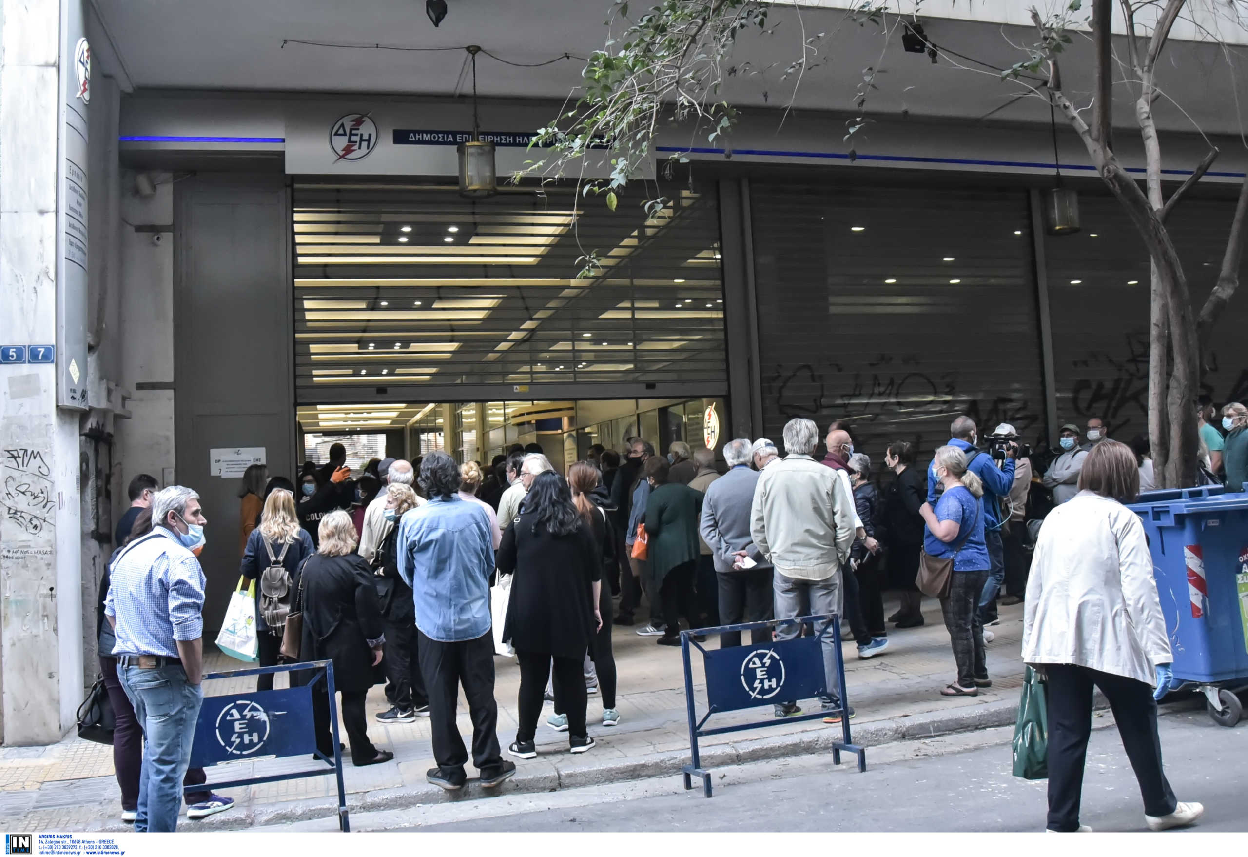 Χαμός από κόσμο στα κεντρικά της ΔΕΗ – Συνωστισμός και αποστάσεις… αντίο (video)