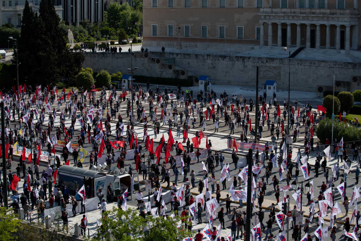 Εντυπωσιακές εικόνες: Το ΠΑΜΕ στο Σύνταγμα για την Πρωτομαγιά με ...