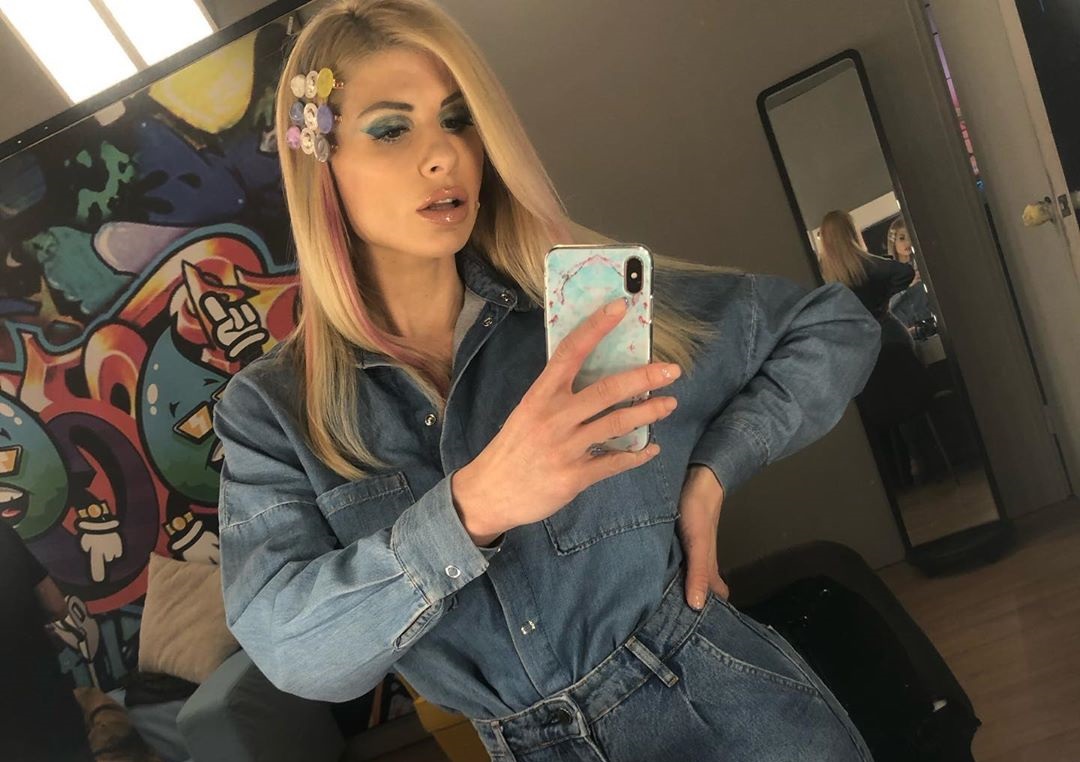 Η Ευρυδίκη του My Style Rocks ποζάρει ημίγυμνη στο κρεβάτι της και κολάζει!