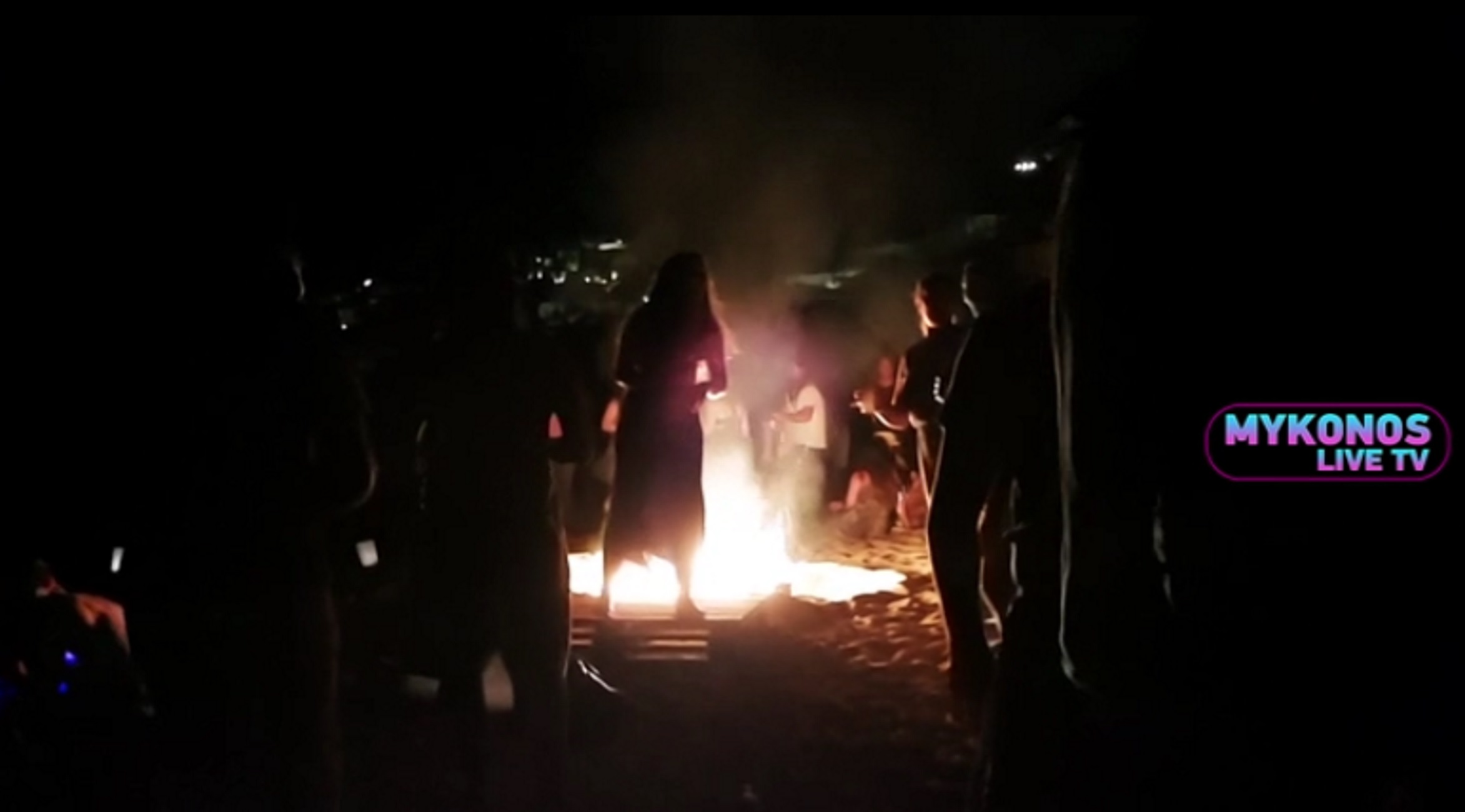 Μύκονος: Ξεσάλωμα σε μυστική τοποθεσία! Το πάρτι στην παραλία και η άφιξη της αστυνομίας (Βίντεο)