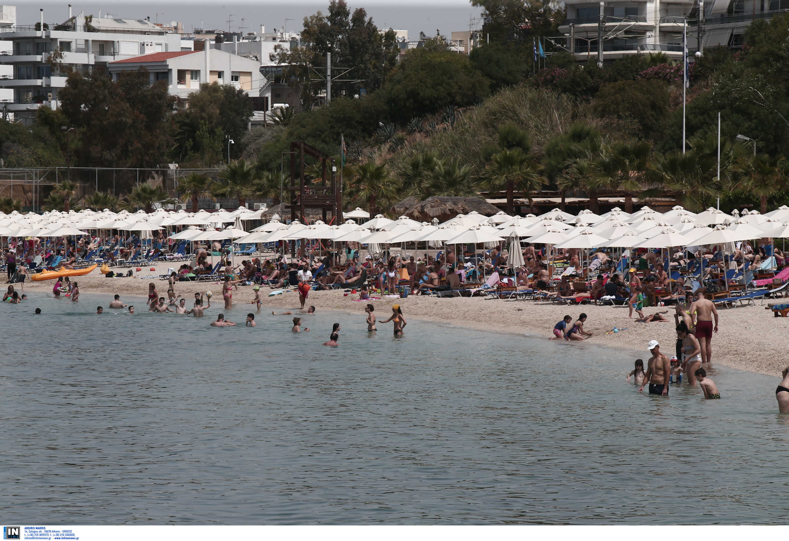 Η “Daily Mail”… παρούσα στις οργανωμένες παραλίες της Αθήνας
