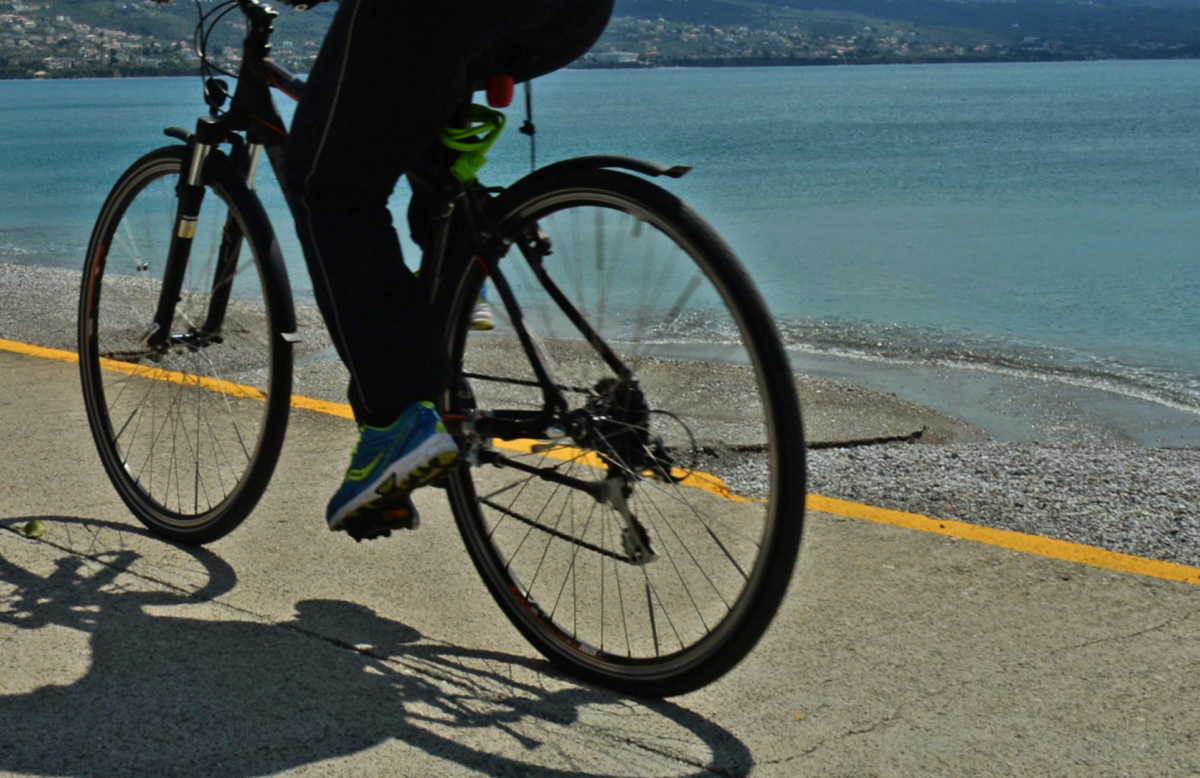 Συγκλονιστικό: 15χρονη έκανε 1.200 χιλιόμετρα με το ποδήλατο για να γυρίσει τον ανάπηρο πατέρα της σπίτι