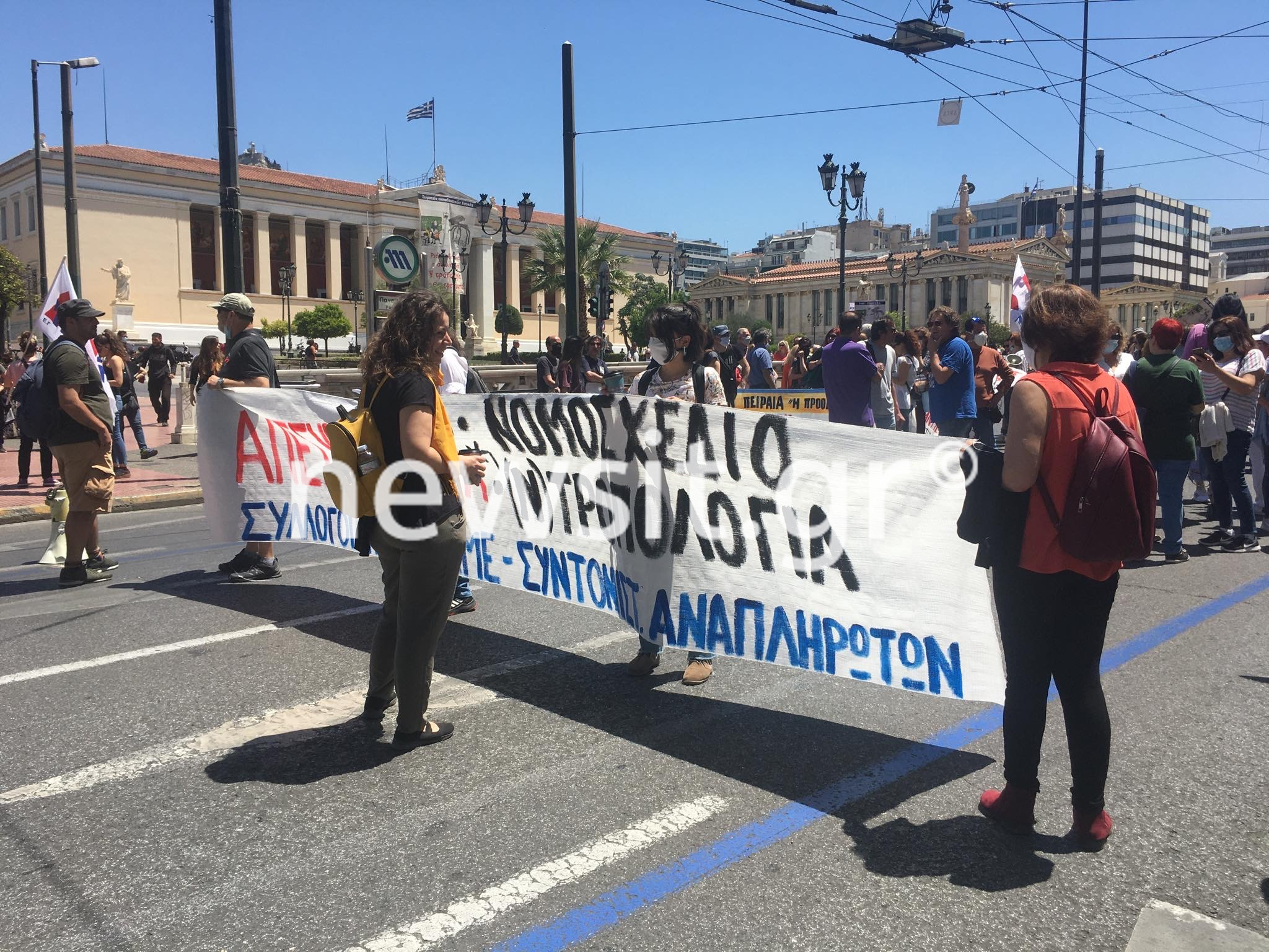 Συγκέντρωση ενάντια στο εκπαιδευτικό νομοσχέδιο – Κλειστό το Σύνταγμα, κίνηση στους γύρω δρόμους (pics)