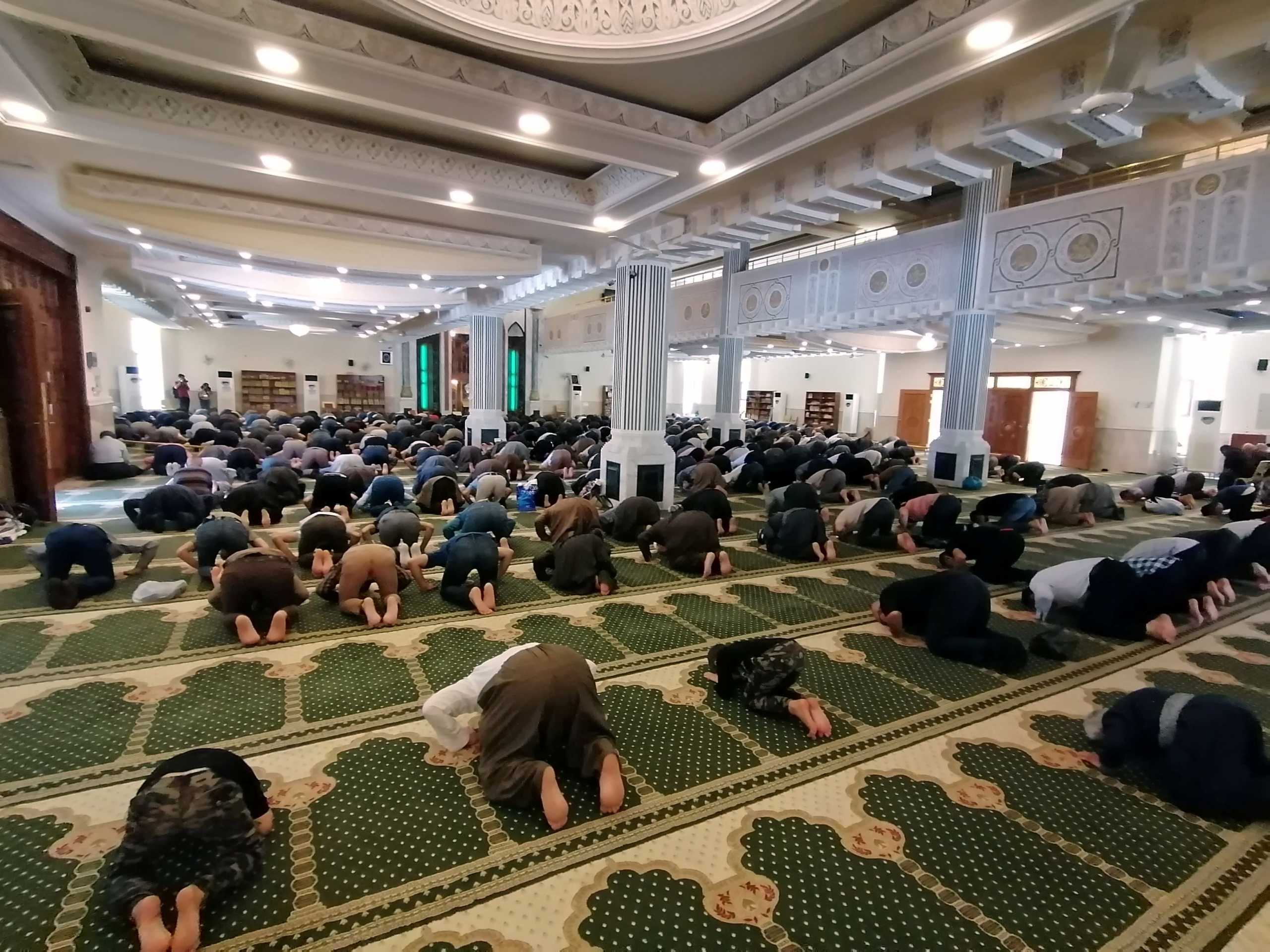Kurdish worshippers pray at a mosque during the holy month of Ramadan, after the mosques reopen following the outbreak of the coronavirus disease (COVID-19), in Sulaimaniyah, Iraq May 11, 2020. Picture taken May 11, 2020. REUTERS