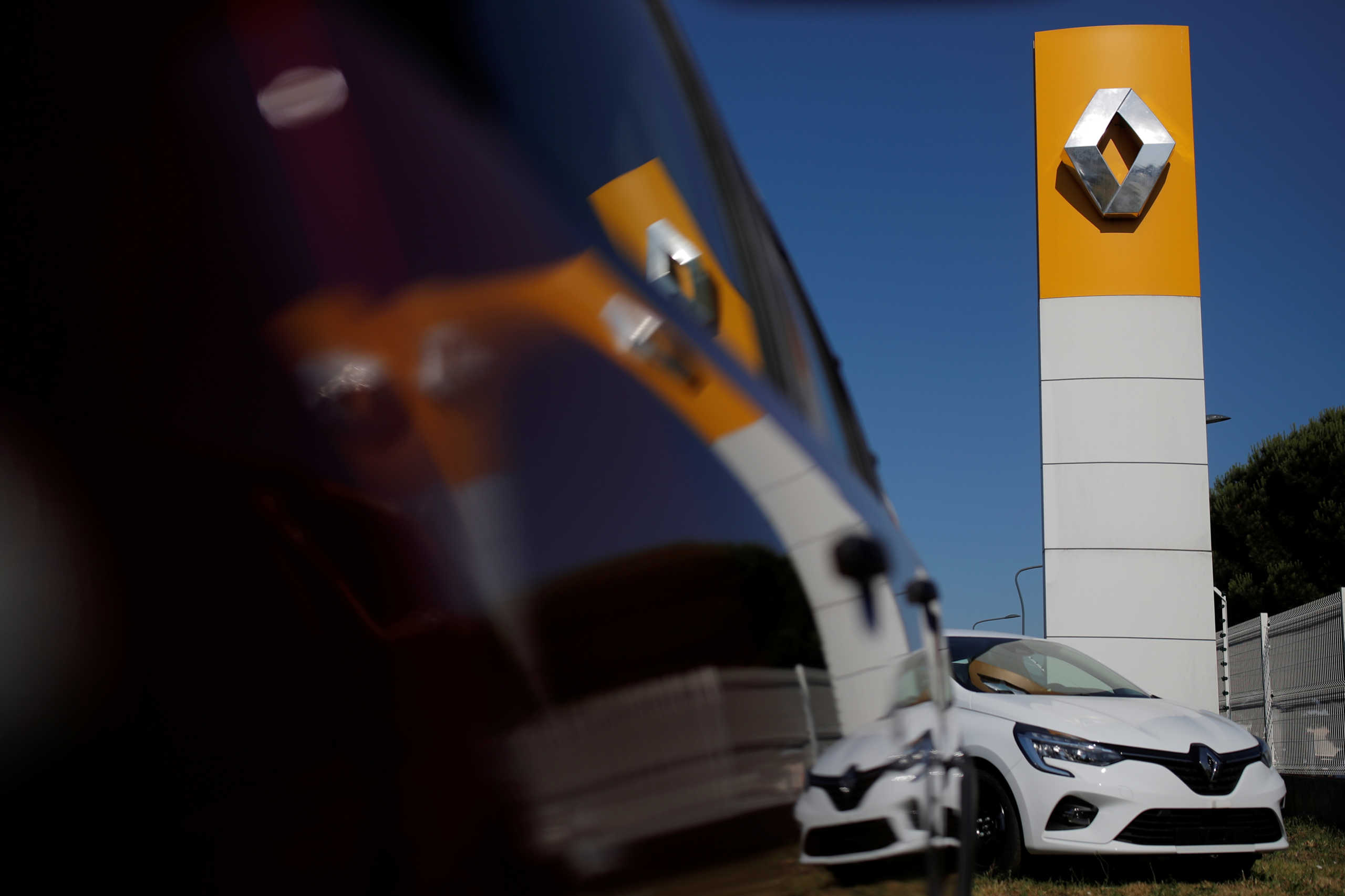 A logo of Renault carmaker is pictured at a dealership in Nantes, France, May 26, 2020. REUTERS