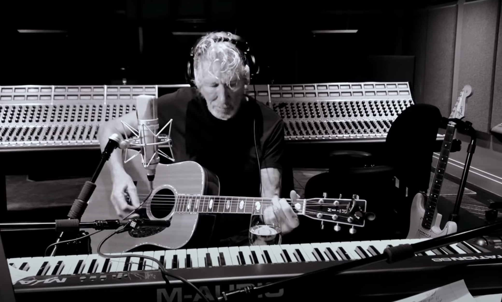 Ο Roger Waters τραγουδά το “Mother” σε έκδοση καραντίνας και μαγεύει (video)