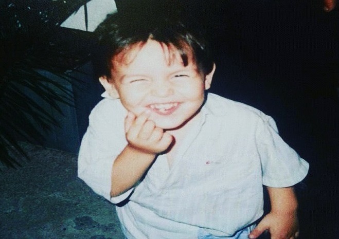 Ο πιτσιρικάς της φωτογραφίας είναι σήμερα γοητευτικός Έλληνας τραγουδιστής!