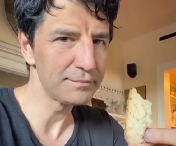 Σάκης Ρουβάς: Αγουροξυπνημένος μας… δείχνει το υγιεινό πρωινό του! Βίντεο
