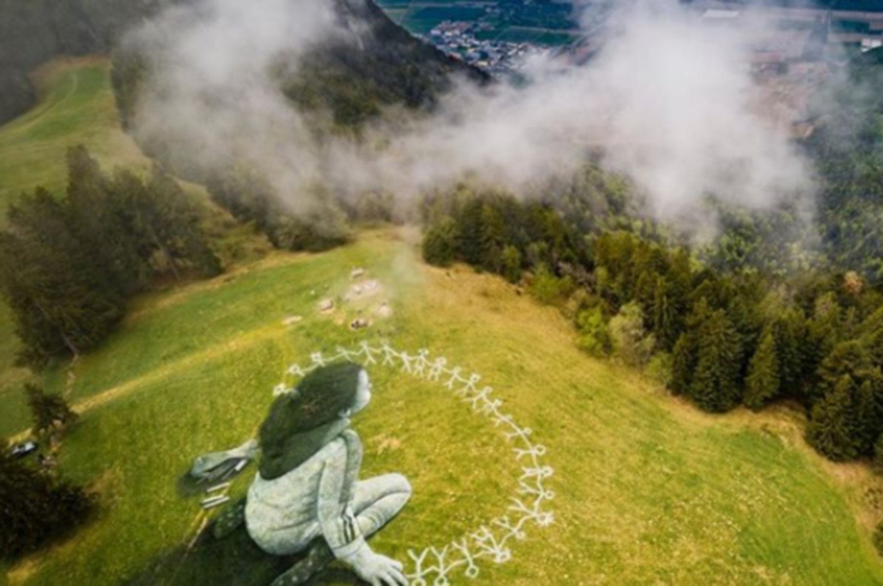 “Πέρα από την κρίση”: Το γιγαντιαίο έργο για τον κορονοϊό σε λοφοπλαγιά της Ελβετίας