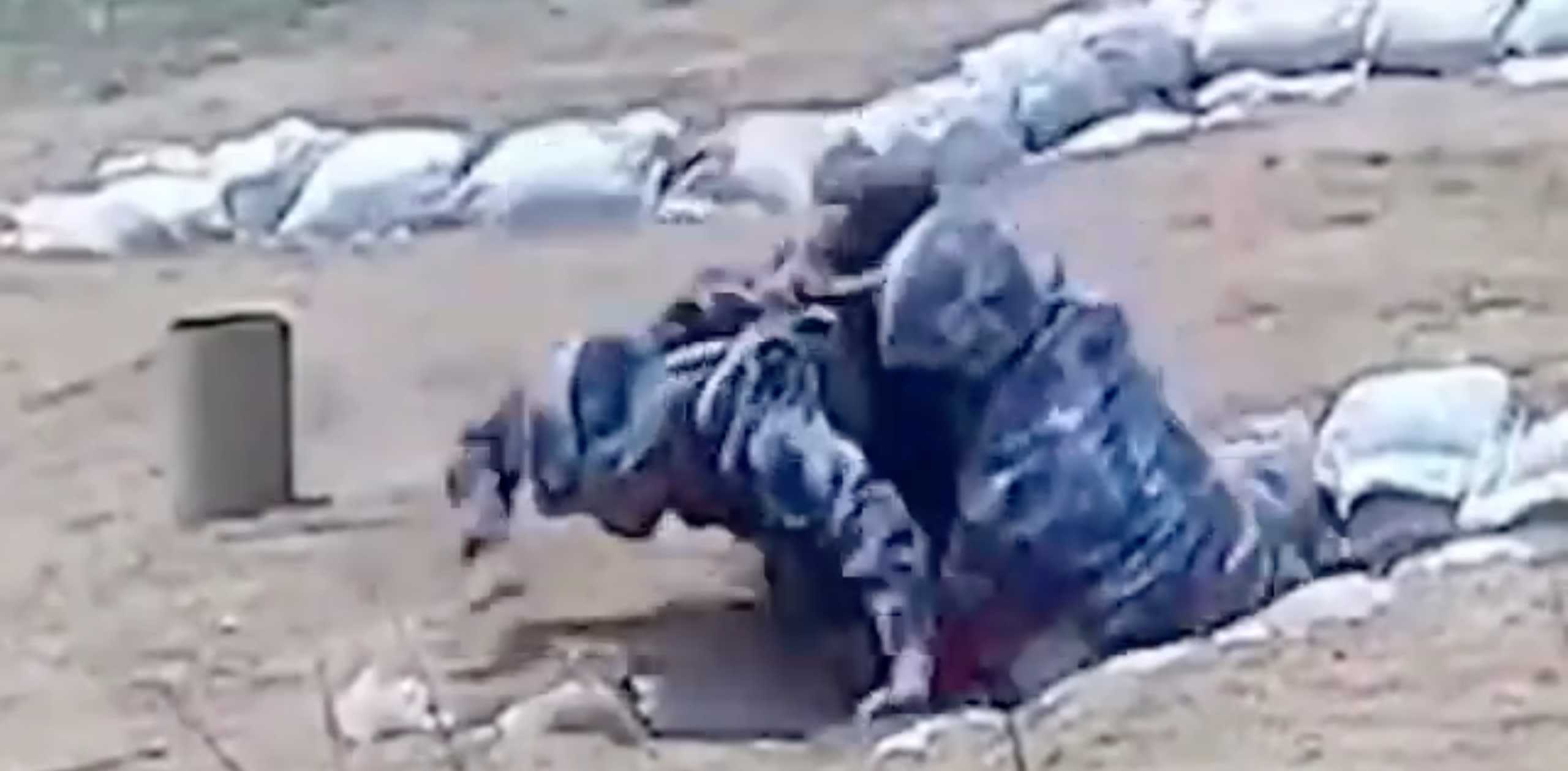 Δευτερόλεπτα από την καταστροφή! Κινέζος αξιωματικός σώζει νεοσύλλεκτο σε εκπαίδευση με χειροβομβίδα (vid)