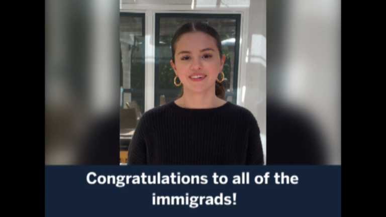 Ομιλία – έκπληξη της Σελένα Γκόμεζ σε απόφοιτους οικογενειών μεταναστών (video)