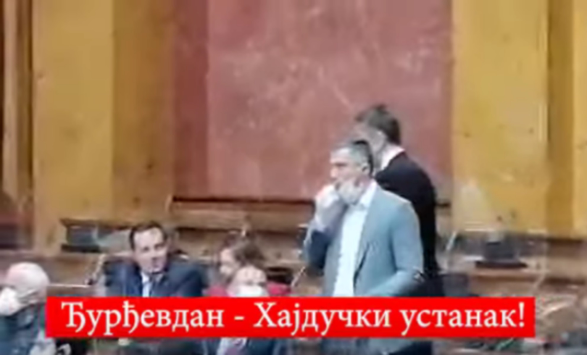 Χαμός στη βουλή της Σερβίας: Με σφυρίχτρα αρχηγός κόμματος – Τον έβγαλαν… σηκωτό (video)
