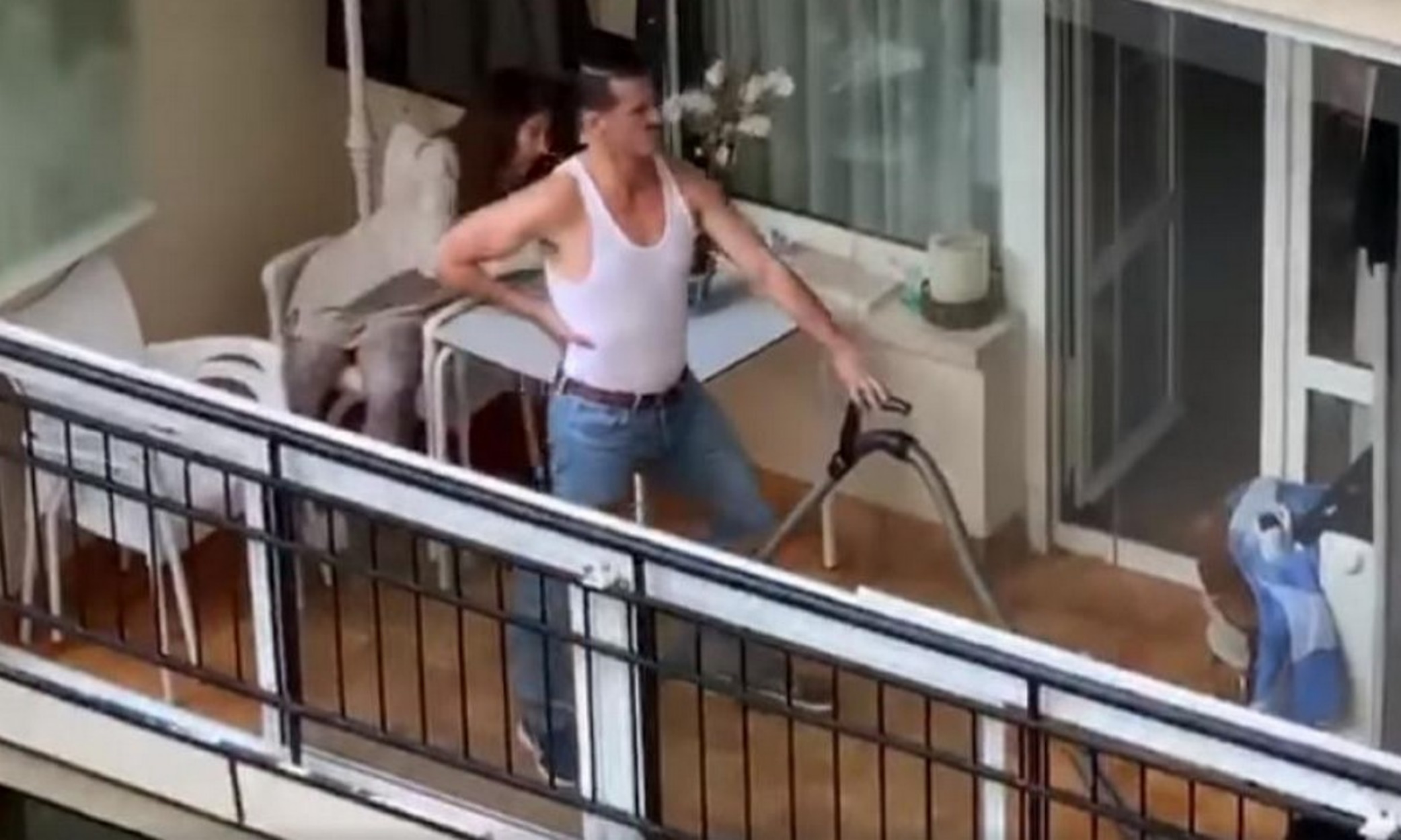 Επικό βίντεο: Σωσίας του Freddie Mercury πήρε τη σκούπα και χορεύει στο μπαλκόνι