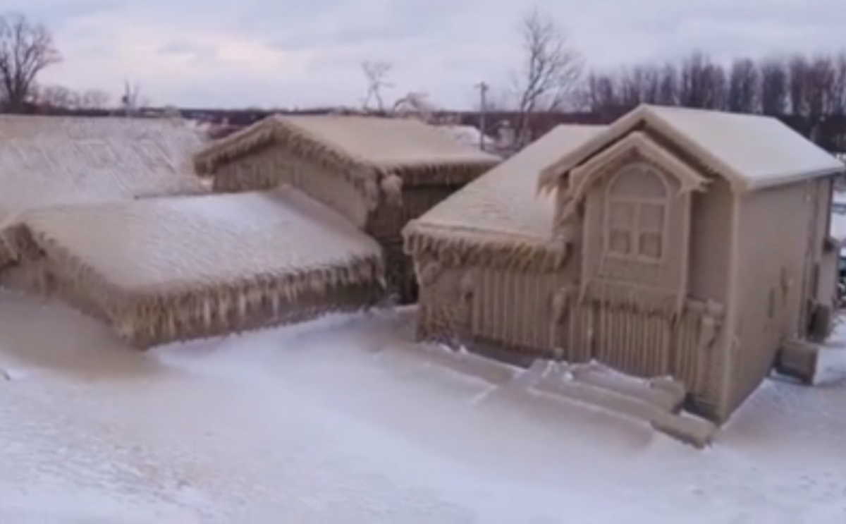 Απίστευτοι άνεμοι έχουν «φτιάξει» σπίτια γεμάτα πάγο!