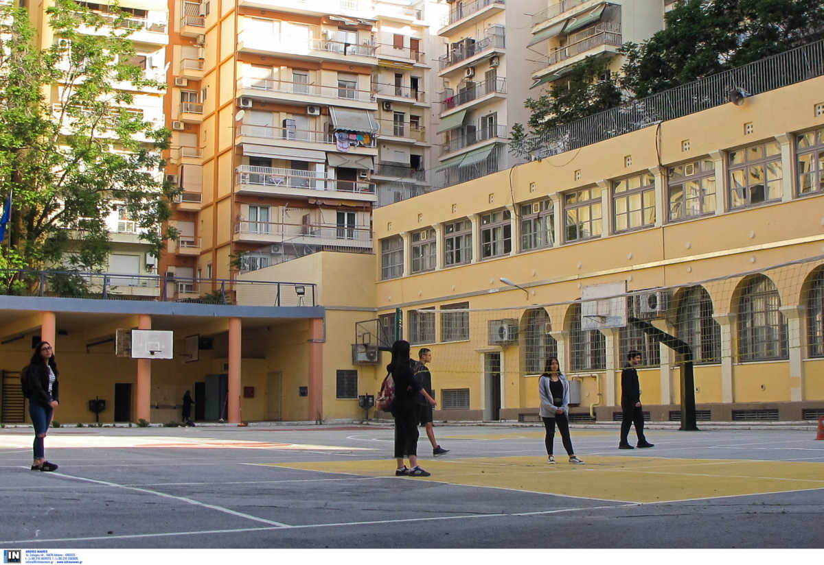 Θεσσαλονίκη: Μαχαίρωσαν νεαρό σε προαύλιο σχολείου μπροστά σε γονείς και παιδιά