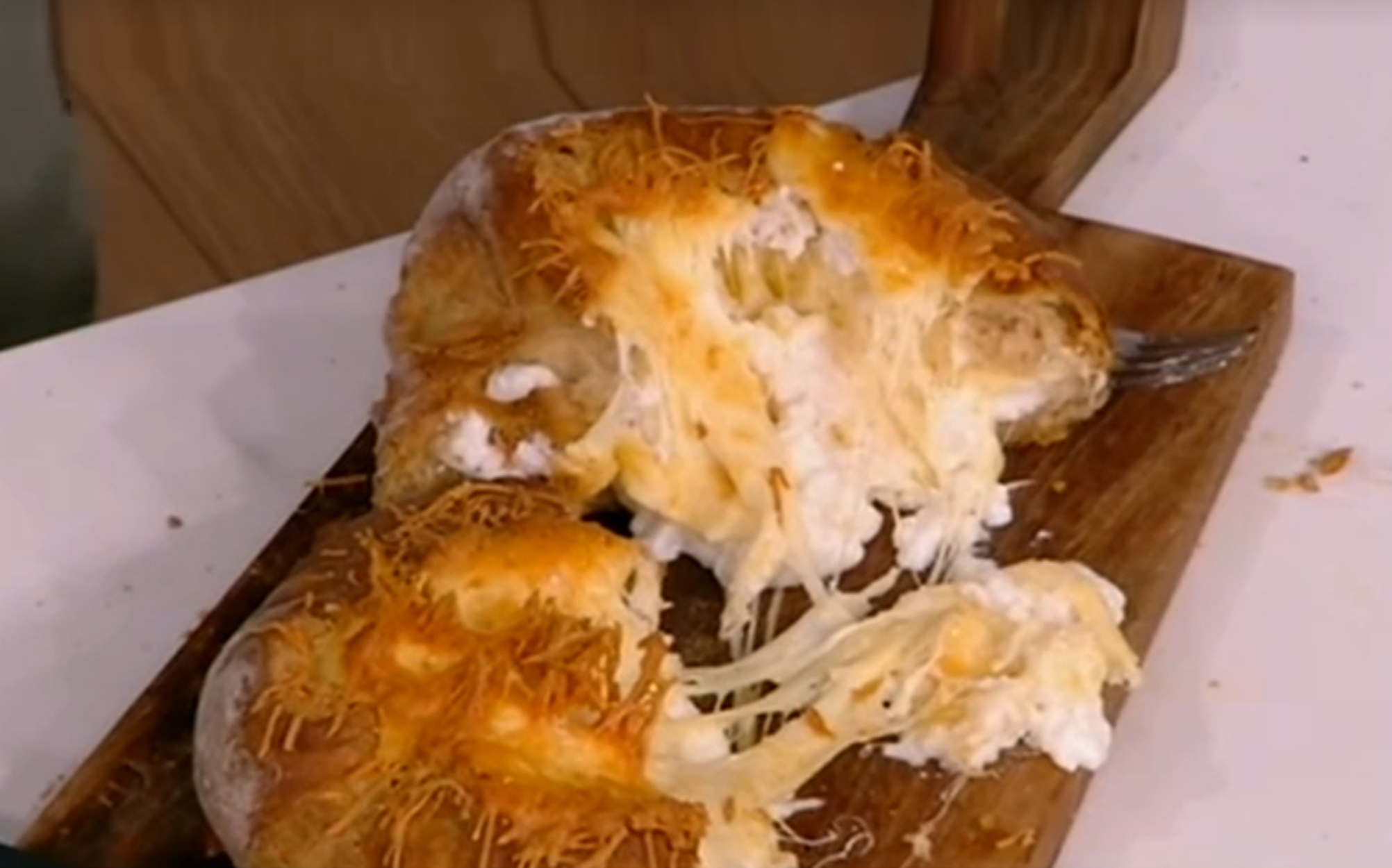 Απίστευτη συνταγή: Ομελέτα φούρνου και ψωμί με τυρί και μπέικον
