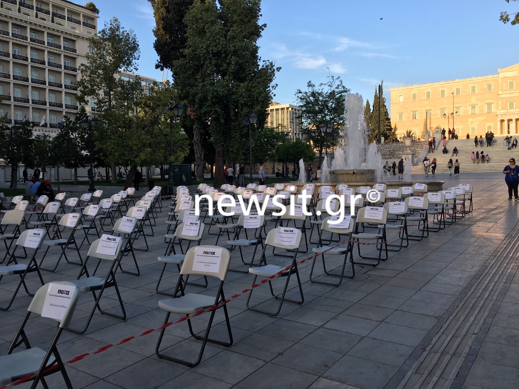 Γέμισε “άδειες καρέκλες” το Σύνταγμα – Διαμαρτυρία των επαγγελματιών στην εστίαση