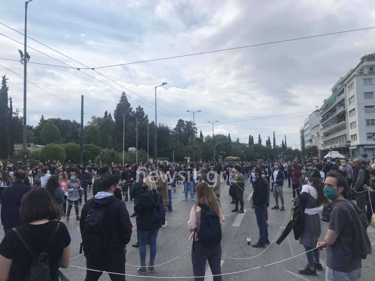 Σύνταγμα: Οι καλλιτέχνες διαδήλωσαν με μάσκες και σχοινιά