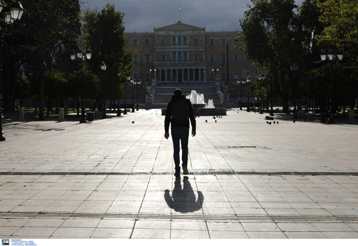Ο κορονοϊός προκαλεί τριπλό σοκ στην ελληνική οικονομία με ύφεση 4,7% αλλά αναπτυξιακό «μπουμ» το 2021