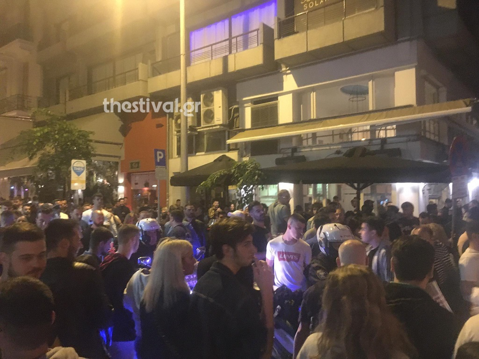 Θεσσαλονίκη: Ξύλο σε ουρά για… ένα ποτό! “Φράκαραν” οι δρόμοι έξω από τα καταστήματα (video)