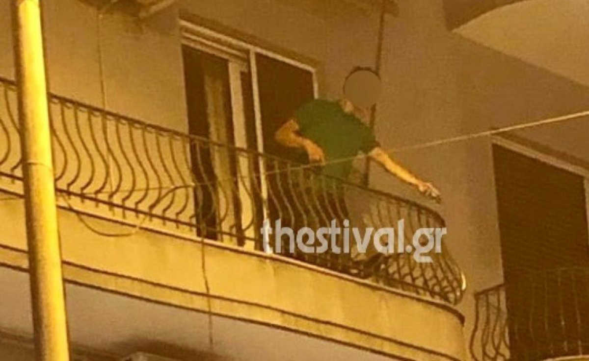 «Στουπί» στο μεθύσι, βγήκε στο μπαλκόνι και πετούσε γλάστρες και καρέκλες σε κόσμο! (video)