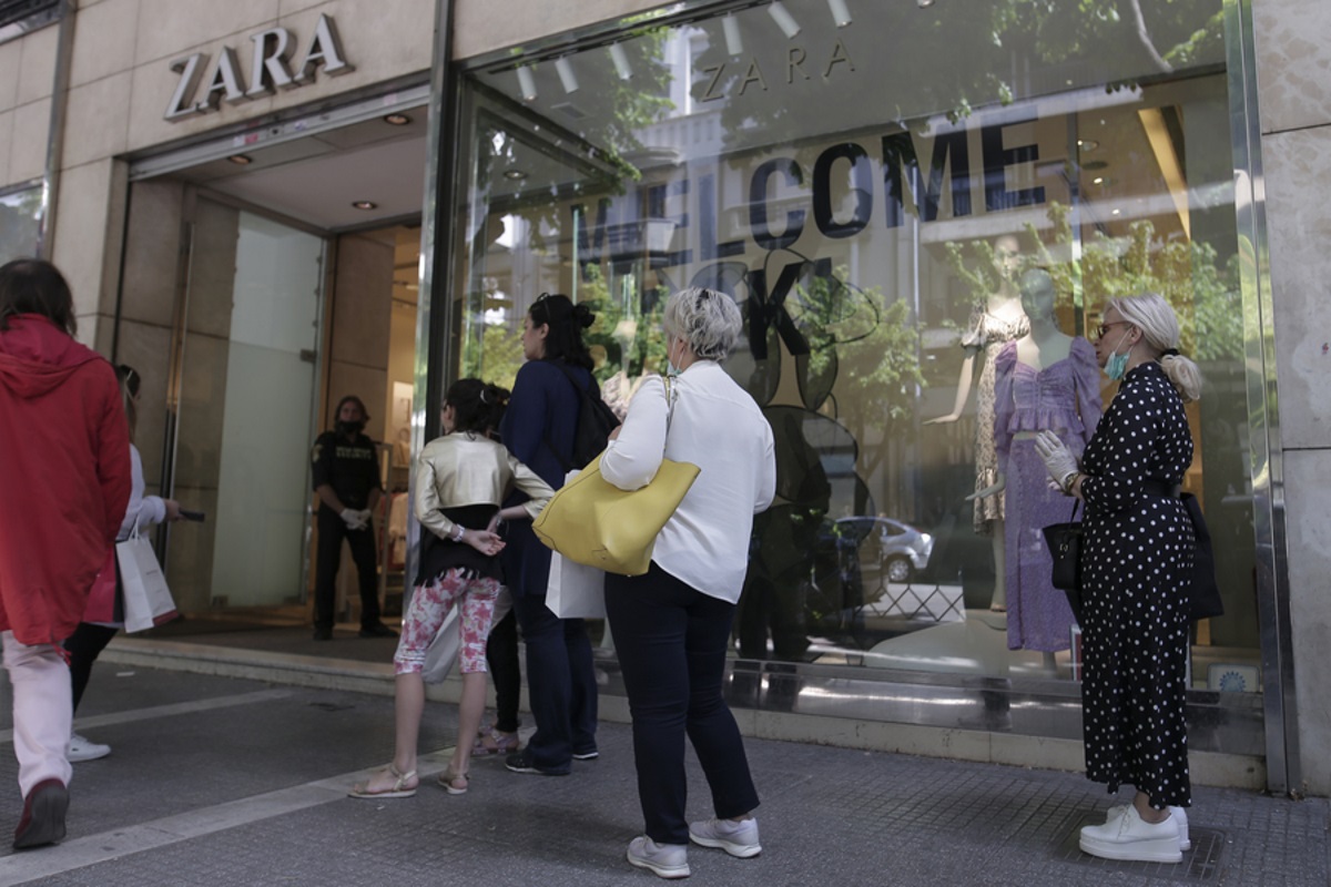 Κόσμος στέκεται στην ουρά έξω από εμπορικά καταστήματα, στην Θεσσαλονίκη, την Δευτέρα 11 Μαΐου 2020. Σήμερα έγινε το άνοιγμα των επιχειρήσεων του λιανικού εμπορίου με βάση το χρονοδιάγραμμα της άρσης των μέτρων που είχαν ληφθεί για την καταπολέμηση της διασποράς του κορονοϊού στην Ελλάδα. ΑΠΕ-ΜΠΕ