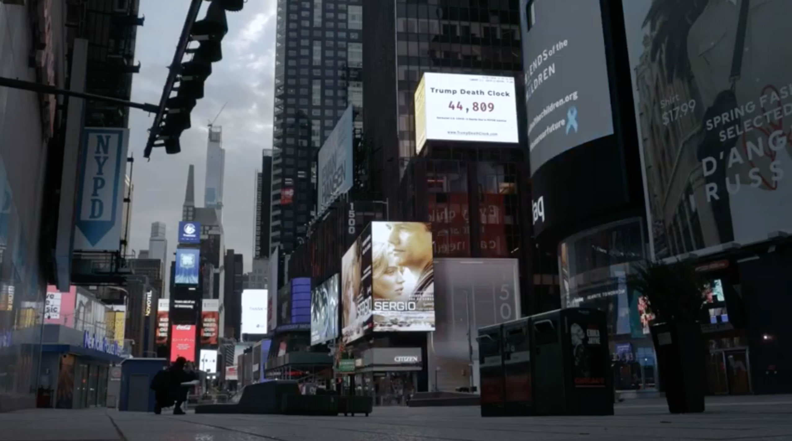 Στην εμβληματική Times Square το «ρολόϊ των θανάτων εξαιτίας του Τραμπ» (video)