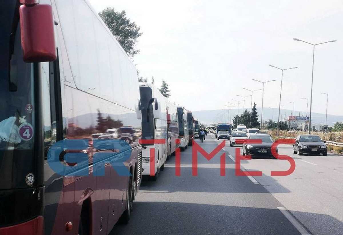Θεσσαλονίκη: Εντυπωσιακή πορεία με κομβόι λεωφορείων