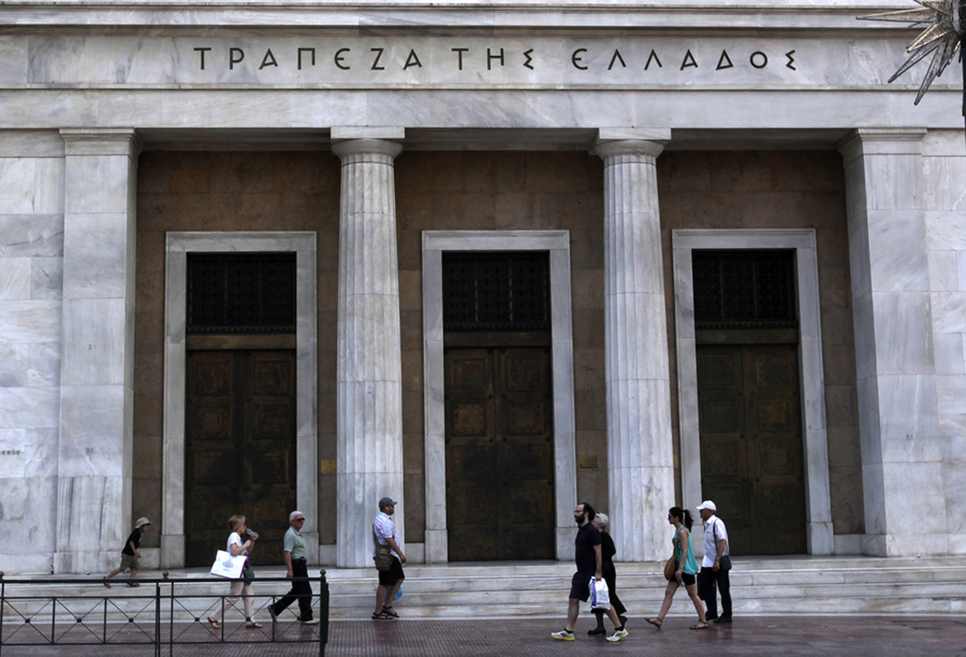 Κόσμος περνάει μπροστά από την Τράπεζα της Ελλάδας στο κέντρο της Αθήνας, το Σάββατο 20 Ιουνίου 2015. Έκτακτη Σύνοδος Κορυφής και συνεδρίαση του Eurogroup έχουν προγραμματιστεί για τη Δευτέρα στις Βρυξέλλες προκειμένου να συζητηθεί το ελληνικό ζήτημα σε ανώτερο πολιτικό επίπεδο.  Κυριακή 21 Ιουνίου 2015. ΑΠΕ-ΜΠΕ