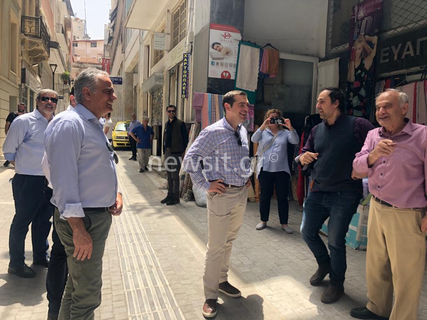 Περίπατος Τσίπρα στο κέντρο Αθήνας – Συζήτηση με εργαζόμενους και καταστηματάρχες (pics)
