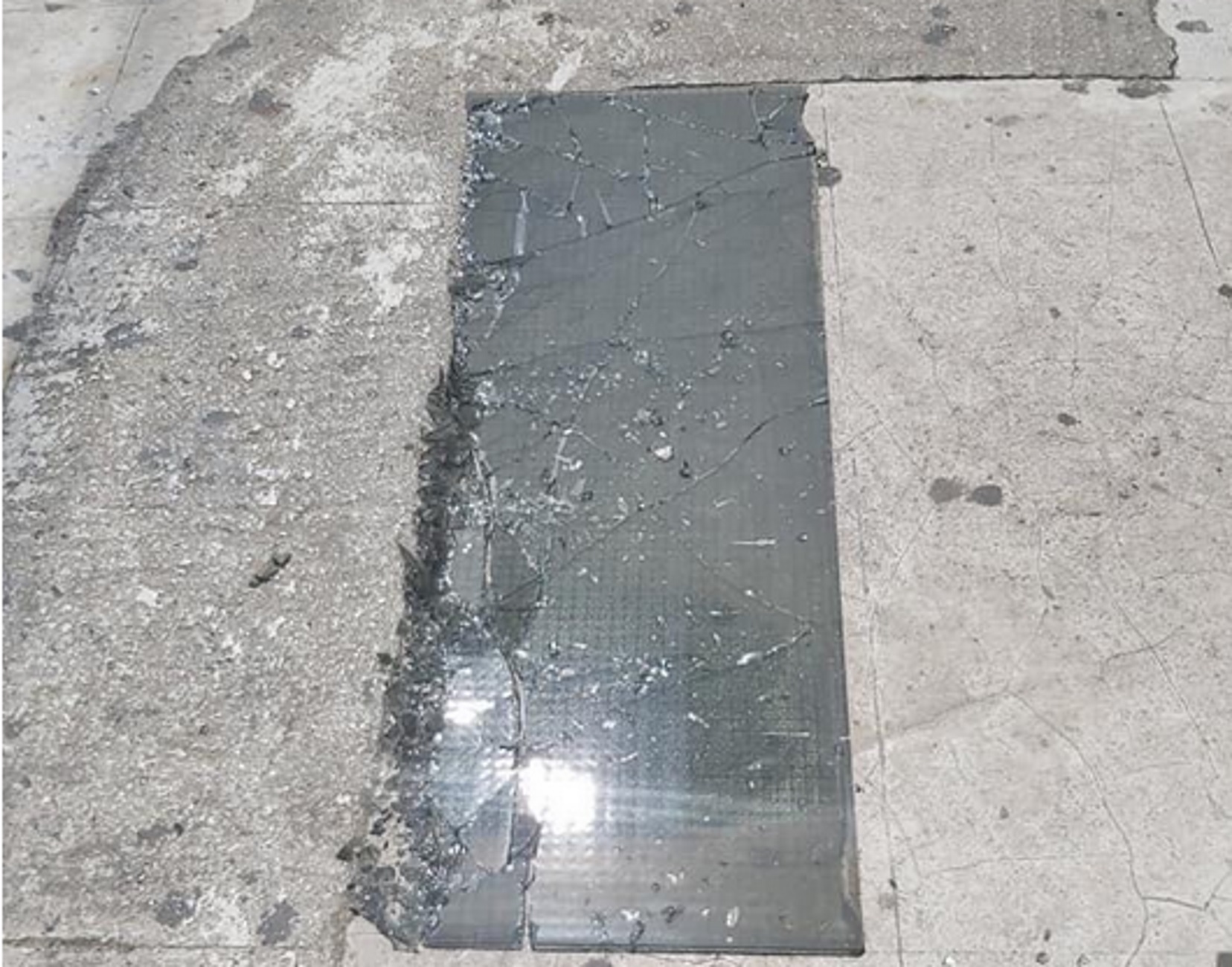 Σπάρτη: Ξεκόλλησε τζάμι και έπεσε από μπαλκόνι πολυκατοικίας στο πεζοδρόμιο (Φωτό)