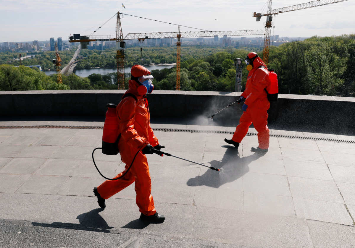 «Βγάλε επιτέλους αυτή τη μάσκα, δεν έχουμε πια καραντίνα»! – Ενθουσιασμός για τη χαλάρωση των μέτρων στην Ουκρανία