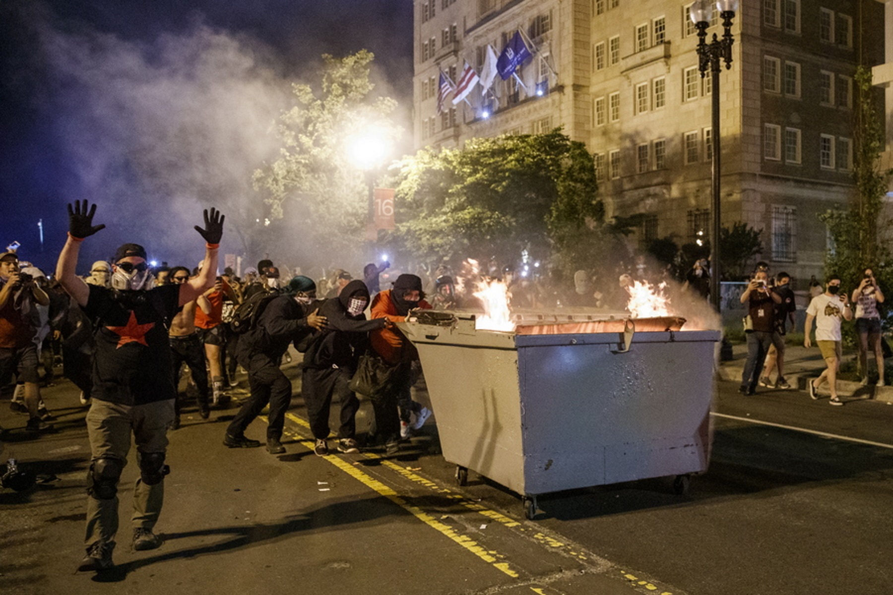 Χάος στις ΗΠΑ μετά τη δολοφονία του Τζορτζ Φλόιντ – Πτώμα κοντά σε καμένο αυτοκίνητο στη Μινεάπολη