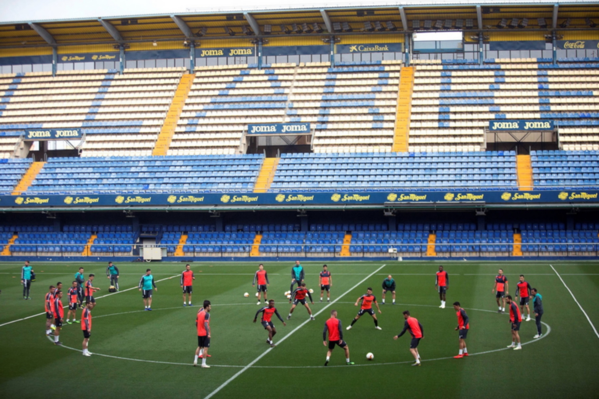 epa07512699 Villarreal's platers attend a training session at La Ceramica stadium in Castellon, eastern Spain, 17 April 2019, on the eve of the Europa League quarter final second leg match against Valencia at Mestalla stadium.  EPA
