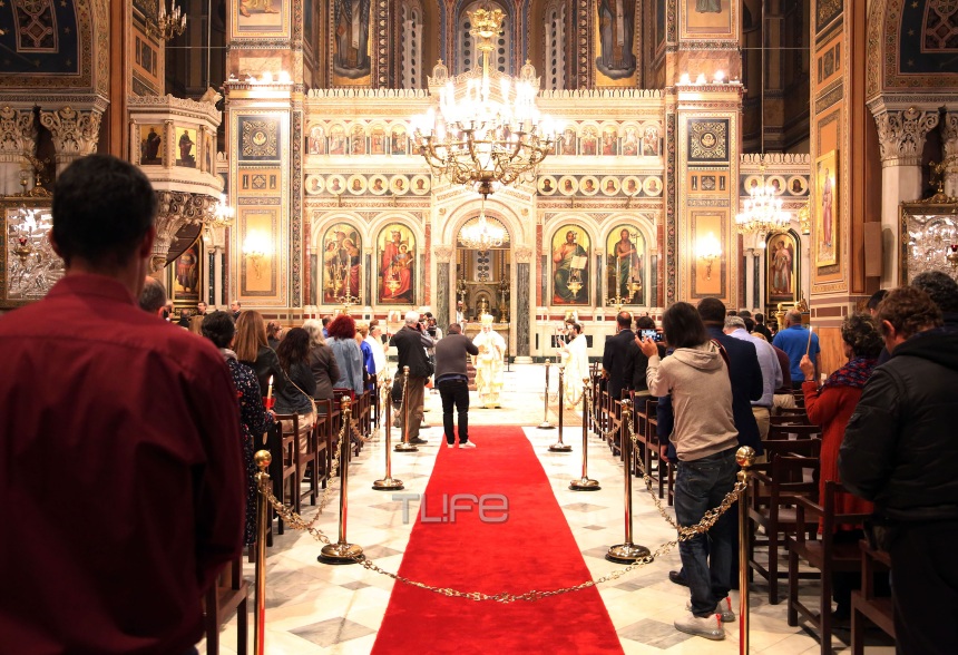 Ποιος ηθοποιός βρέθηκε χθες στην Μητρόπολη για την Ανάσταση; [pics]
