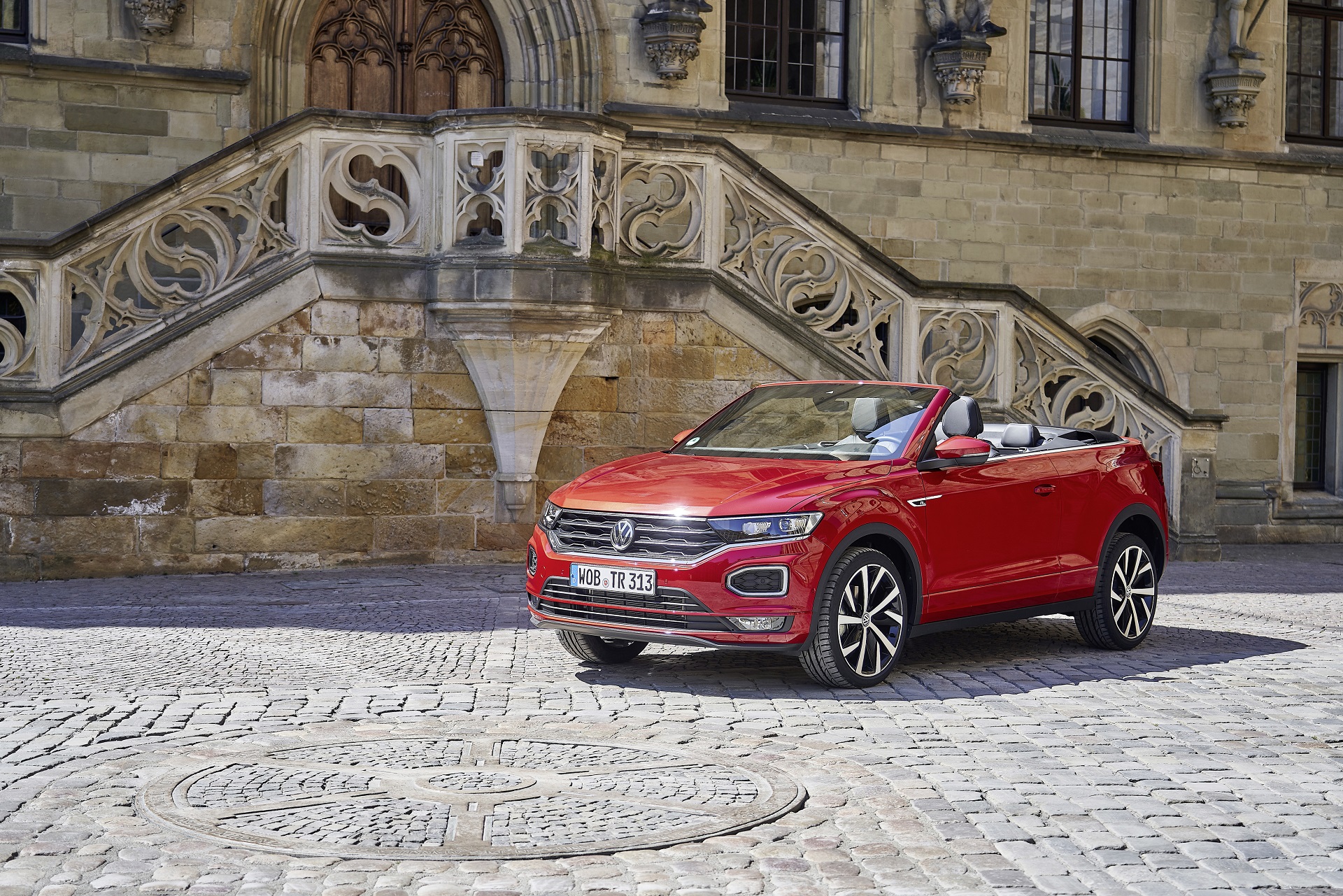 The T-Roc Cabriolet backed by one of the city of Osnabrück’s landmarks: the town hall, famous for its role in the Peace of Westphalia.