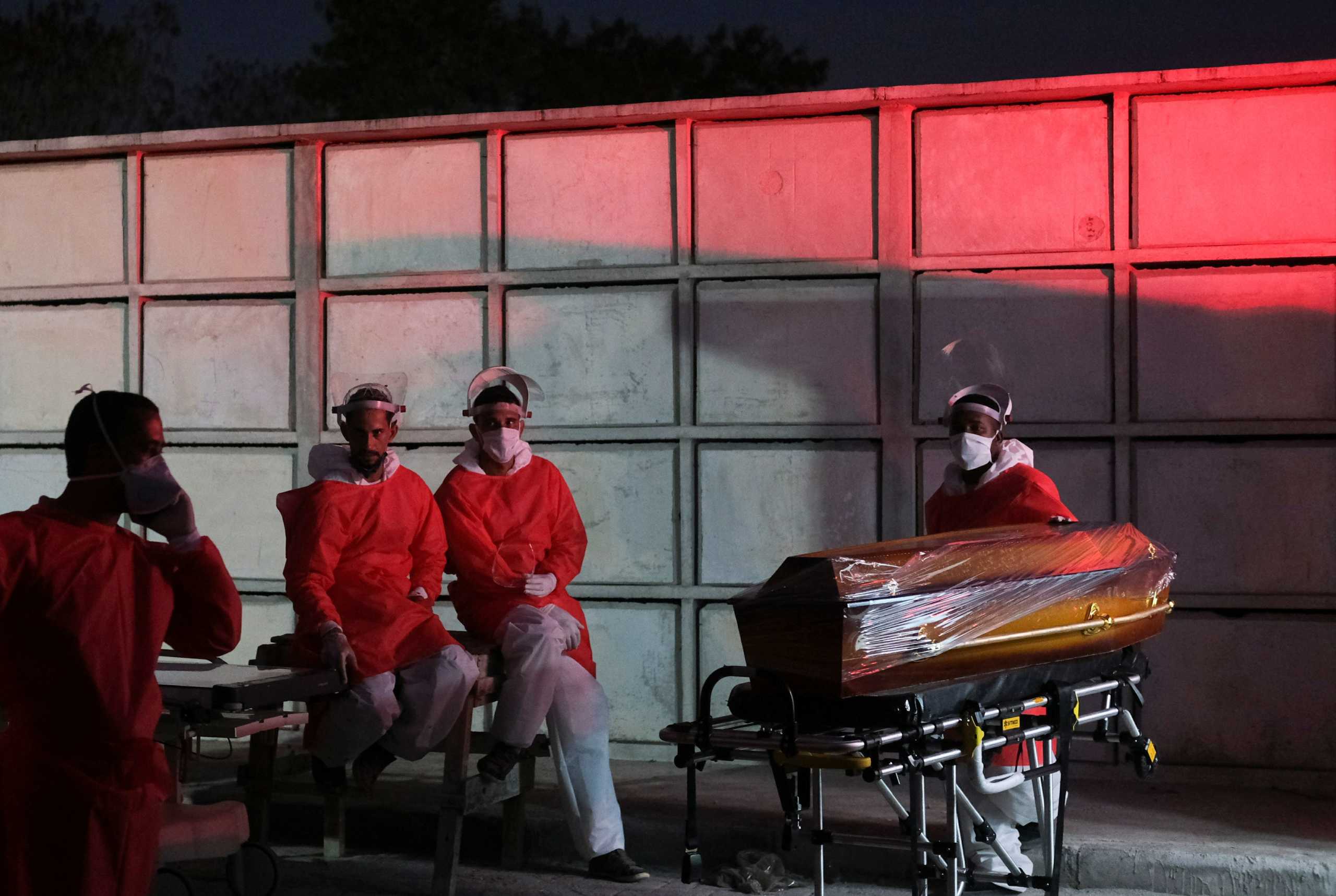 Gravediggers prepare the coffin of a person who is suspected to have passed away from the coronavirus disease (COVID-19), at Duque de Caxias public cemetery, near Rio de Janeiro, Brazil May 5, 2020. REUTERS