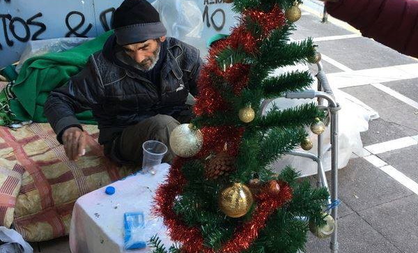 Ντέμπυ Γκολεμά: Συγκινεί το αντίο της στον γνωστό άστεγο Χρήστο που πέθανε μάλλον από κορονοϊό!