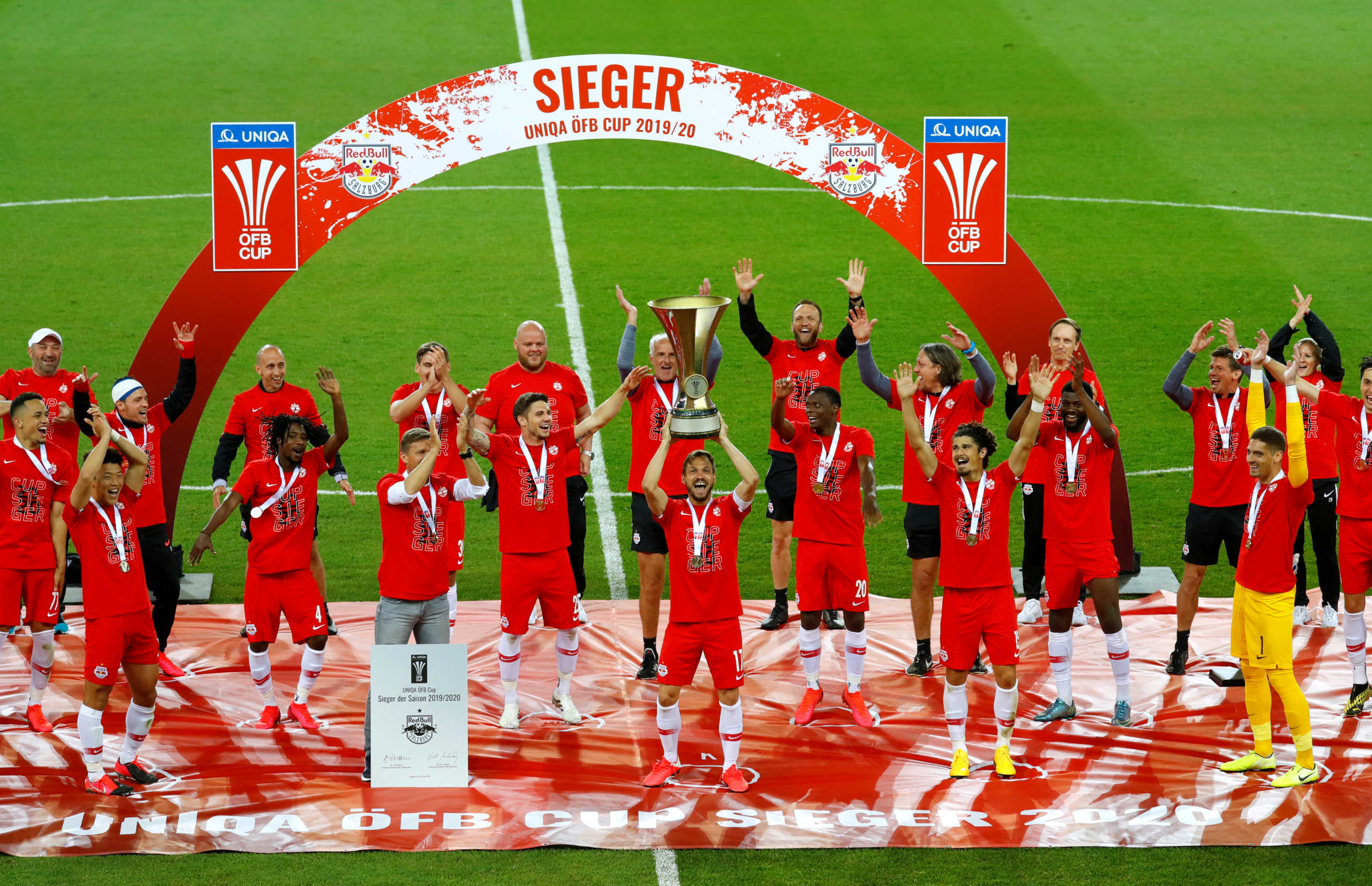 Soccer Football - Austrian Cup Final - FC Red Bull Salzburg v Austria Lustenau - Woerthersee Stadium, Klagenfurt, Austria - May 29, 2020   FC Red Bull Salzburg's Andreas Ulmer lifts the trophy in celebration with teammates after winning the final. Play resumes behind closed doors following the outbreak of the coronavirus disease (COVID-19)   REUTERS