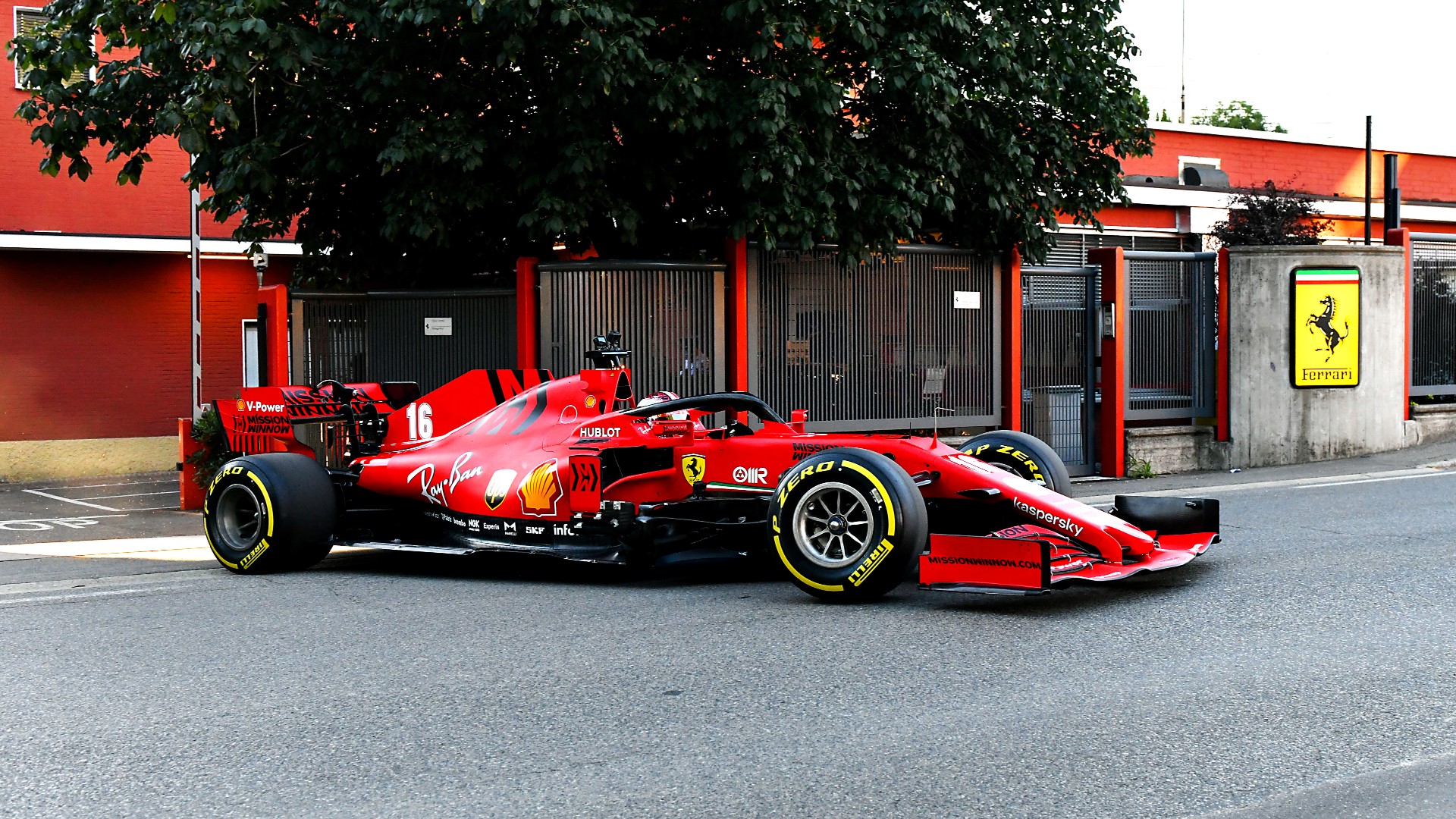 Formula 1: Μονοθέσιο της Ferrari βγήκε στους δρόμους του Maranello! [vid]