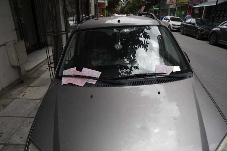 Λάρισα: Βροχή οι κλήσεις πάνω σε αυτό το αυτοκίνητο! Γιατί οι αστυνομικοί δεν του έκοψαν μόνο μία (Φωτό)