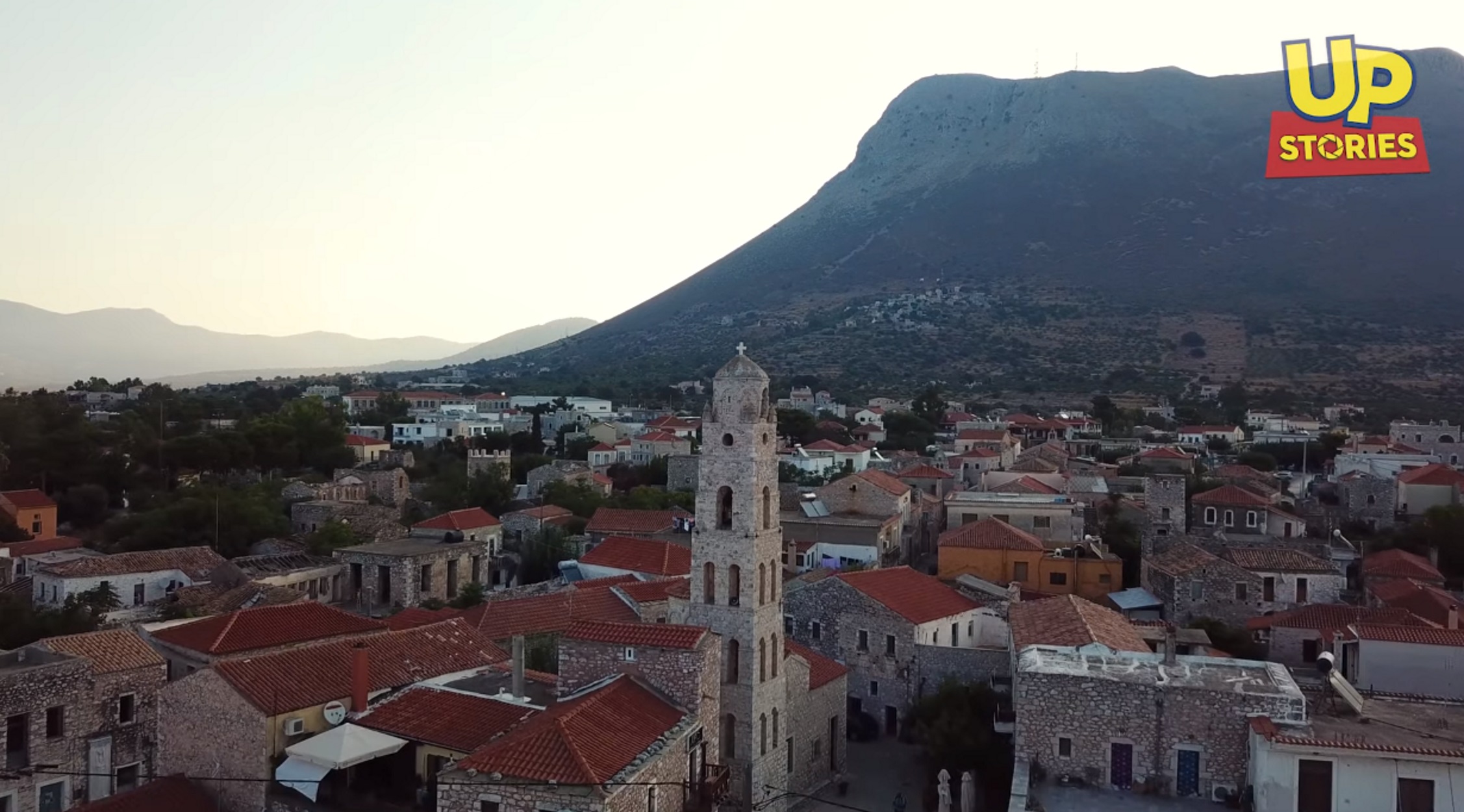 Αρεόπολη: Η “πέτρινη καρδιά” της Μάνης – Μαγικές εικόνες από ψηλά (video)