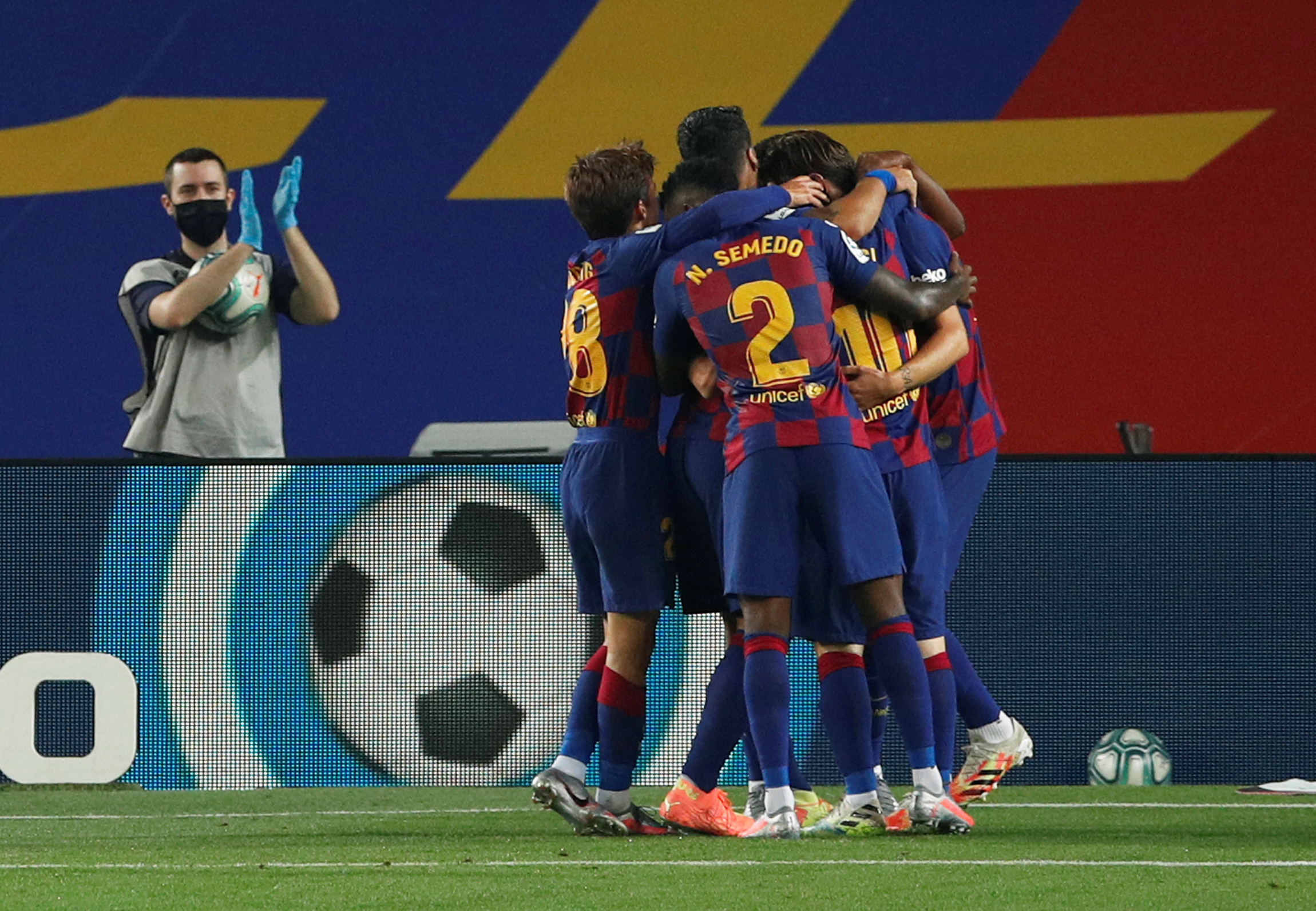 Soccer Football - La Liga Santander - FC Barcelona v Athletic Bilbao - Camp Nou, Barcelona, Spain - June 23, 2020   Barcelona's Ivan Rakitic celebrates scoring their first goal with teammates, as play resumes behind closed doors following the outbreak of the coronavirus disease (COVID-19)   REUTERS